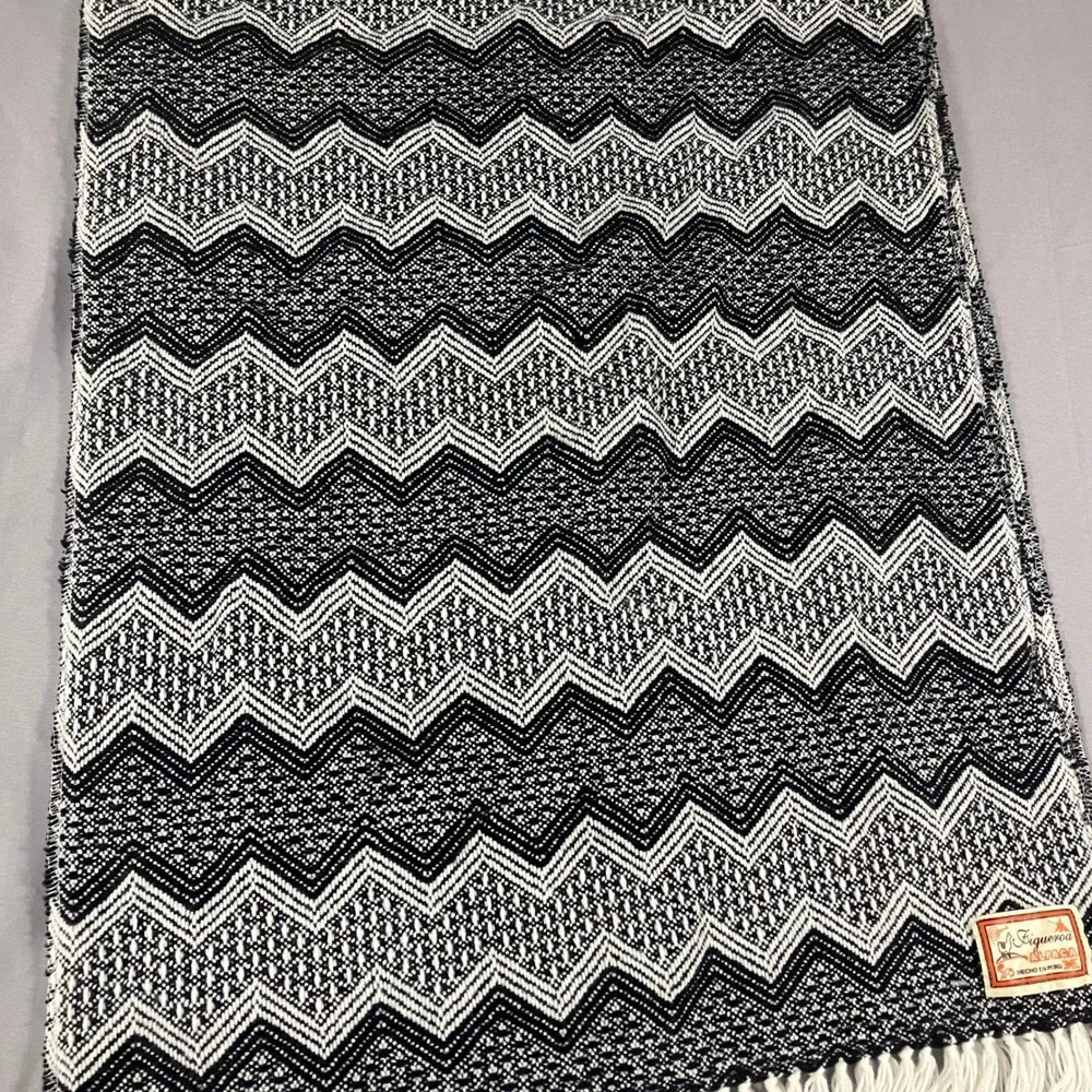 Figueroa Alpaca Woven 20.5x64 Blanket Scarf Black White Chevron Fringe Made Peru